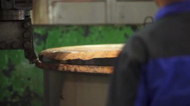 Metal torna tezgahı metal bir halkayı kesiyor, bir fabrikada sıcak cips üretiyor.