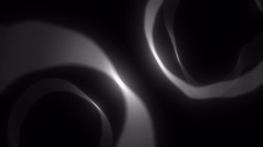 Metalik sıvı kıvrılır ve karışır, parlak ışıklarla soyut desenler oluşturur