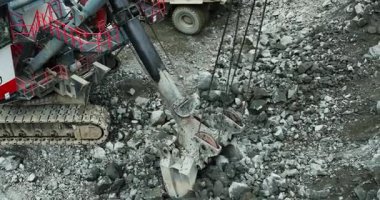 Büyük kazıcı taş ocağında taş topluyor.