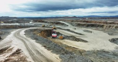 Madencilik operasyonları açık maden ocağındaki mineralleri çıkarmak