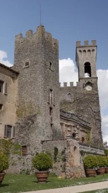 Castello orsini odescalchi parlak mavi gökyüzüne karşı dimdik duruyor. Ortaçağ mimarisinin çarpıcı bir örneği.