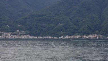 Gölün kenarındaki sakin, pitoresk bir köy. Yeşil dağlara karşı kurulmuş. Rahatlamak ve huzur bulmak için ideal.