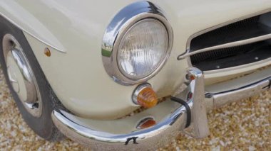 Beyaz klasik araba farı ve tampon, yakın görüş.