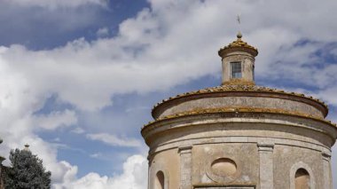 Bulutlar sidikli, İtalya 'daki kutsal mezarın üzerinde hareket ediyor.