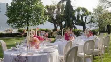 Zarif çiçek süslemeleri ve nefes kesici manzaraları sergileyen büyüleyici bir bahçe yemeği düzeneği.