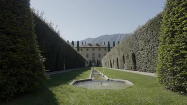Lake Como 'daki villa Melzi Deril Bahçeleri' nde zarif bir çeşme ve mimari.
