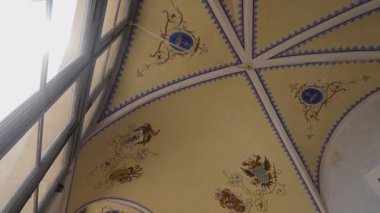 Güneş ışığı cam tavandan giriyor. Tonoz boyalı tavanı aydınlatıyor.