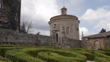 16. yüzyılın kutsal binası Viterbo, İtalya 'daki kutsal Bomarzo merdivenlerinin anıtsal kompleksinin bir parçası.