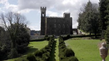 Majestic Castello di brolio Chianti bölgesindeki yeşil bir tepenin üzerinde duruyor, Toskana, İtalya