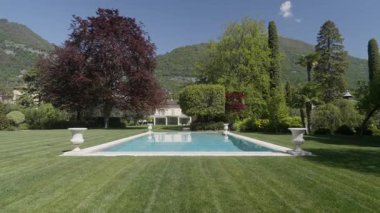 Lüks bir İtalyan villasında yemyeşil bir havuz.