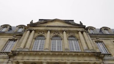 Fransız barok görünümlü, vaux de vaux le Vikont şatosu. Karmaşık detaylar ve ihtişam sergiliyor. Eylem