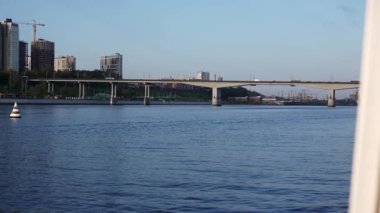 Kyiv, Ukrayna 'da köprü ve inşaat halindeki binalarla şehir manzarası. Kırp