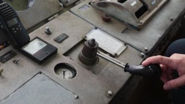 Mühendis vintage kontrol panelindeki kolu ayarlıyor. Kırp