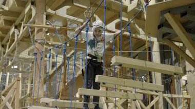 Çocuk, cesaret ve dengeyi göstermek için halat köprüsünden geçerken heyecanlı bir macera yaşıyor. Yaratıcı