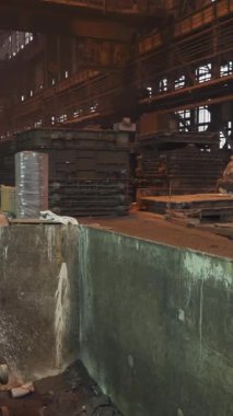 Dökümhaneye erimiş metal döken endüstriyel işçiler