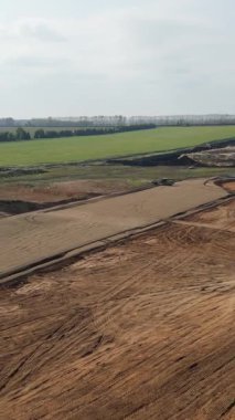 Yol yapımı sırasında buldozer zemini düzleştiriyor