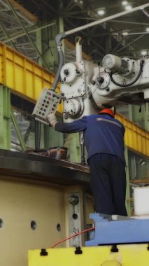 Bir fabrikada, özel makineler kullanan bir işçiyle birlikte metal işleme süreci.