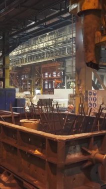 Dökümhanede endüstriyel metal döküm işlemi. Kum kalıplarını kontrol eden işçi.