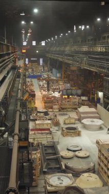 Operasyon sırasında çelik fabrikasında endüstriyel ekipman ve altyapı