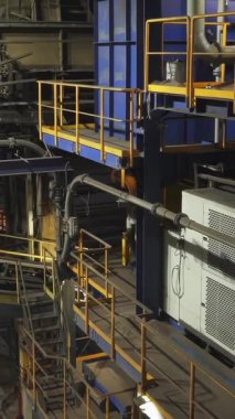 Forklift endüstriyel santral montajında mal taşıyor.