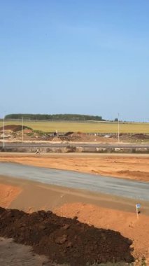 İnşaat makineleri kırsal alanda yeni bir yol inşa ediyor.