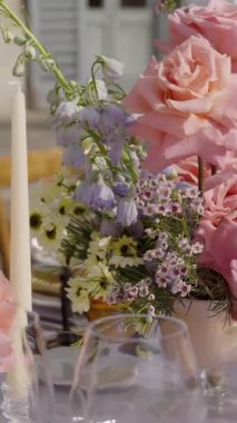 Zarif çiçek aranjmanı bir düğün masasını süslüyor.