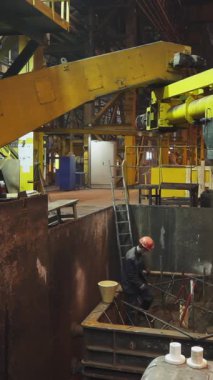 Dökümhanede erimiş metal dökme sanayi süreci