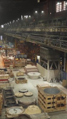 Geceleri faaliyet gösteren büyük bir endüstriyel üretim tesisinin genel görünümü