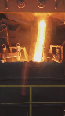 Çelik fabrikasına dökülen erimiş çelik kıvılcımlar ve ısı üretir.