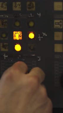 Bir teknisyenin el kamerasıyla karmaşık bir kontrol paneli çalıştırması, ayarların ayarlanması ve göstergelerin izlenmesi