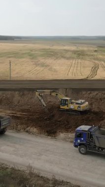 Yol inşaatında çalışan inşaat makineleri