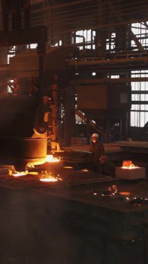 Erimiş metalin çelik fabrikasında küflendiğini gösteren endüstriyel bir süreç.
