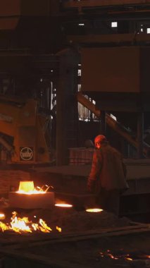 Dökümhaneye dökülen erimiş metali içeren endüstriyel süreç dökümhane işçilerinin uzmanlığını gözler önüne seriyor.