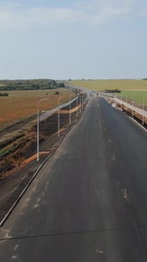 İnşaat işçileri kırsal alanda yeni bir otoyol inşa ediyorlar.