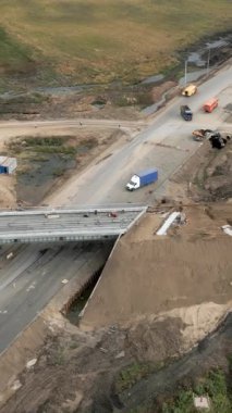 İnşaat işçileri bir otoyol üst geçidi inşa ediyorlar.