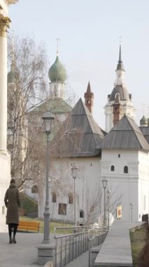 Yaroslavl, Rusya 'daki Spaso-Preobrazhensky manastırının yakınındaki kameradan uzaklaşan bir turist.