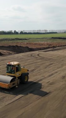 İnşaat alanındaki sarı yol silindiri düzleştirme alanı