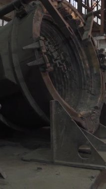 Dökümhane işçileri bir metal döküm fabrikasında ağır makineler kullanarak erimiş metali kalıplara döküyorlar.