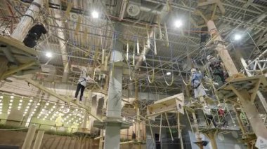 Genç maceracılar, çevikliklerini ve cesaretlerini test etmek için kapalı alanda zorlu bir halat kursunda yol alırlar. Yaratıcı