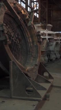 Dökümhane işçileri metal döküm yapıyor, endüstriyel ortamda erimiş metalleri kalıplara döküyorlar.