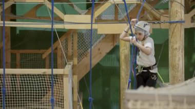 İp kursuna meydan okuyan, odaklanmayı, kararlılığı ve problem çözme becerilerini gösteren bir kız. Yaratıcı