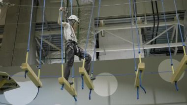 Çocuk atlet halat parkında pratik yapıyor denge ve koordinasyon becerilerini geliştiriyor. Yaratıcı