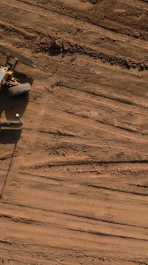 Araziyi düzleştiriyor, inşaat için hazırlıyor.