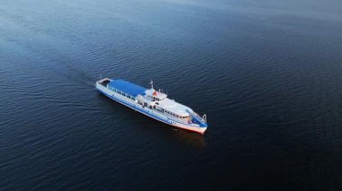 Beyaz ve mavi yolcu feribotu nehirde yüzüyor. Kırp