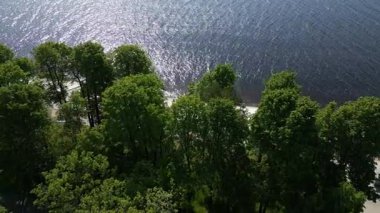 Yaya yolu olan bir parkın yanında köpüklü su yüzeyi. Kırp