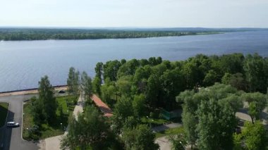 Bereketli yeşil ağaçlar volga nehri seti boyunca uzanır ve canlı bir bahar manzarası yaratır. Kırp