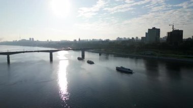 Yolcu feribotu Kyiv 'deki Dinyeper Nehri' nde gün doğumunda, Paton Köprüsü 'ne yaklaşıyor. Kırp