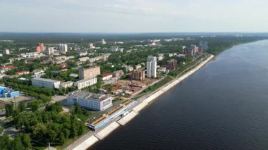 Nizhny novgorod 'un şehir silueti, parlak bir yaz gökyüzünün altında geniş Volga nehri ile buluşuyor. Kırp