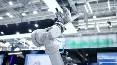 Modern robotik kol endüstriyel bir ortamda kusursuz hareketler sergiliyor. Medya