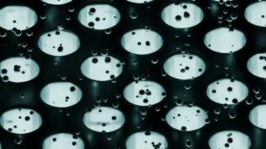 Koyu yeşil arkaplanda yüzen hava kabarcıkları soyut ve büyüleyici bir görsel yaratıyor.